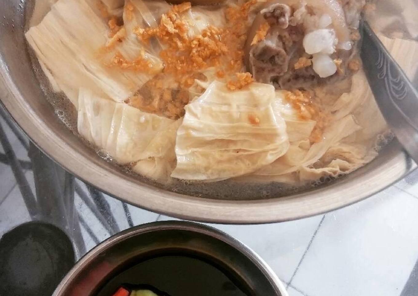 Cukiok po Fucuk (sop kembang tahu kaki babi)