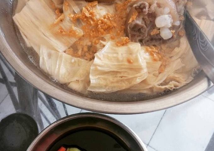 Cukiok po Fucuk (sop kembang tahu kaki babi)