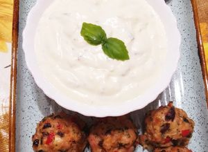 O poză a rețetei Chiftelute grecesti de pui cu branza feta si masline.