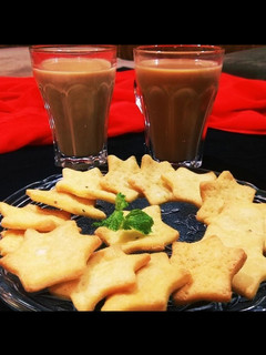सूजी मैदा की स्टार शेफ मठरी (suji maida ki star shape mathri recipe in Hindi) रेसिपी मुख्य फोटो