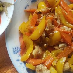 A picture of Pepper and carrots with chicken fillet.