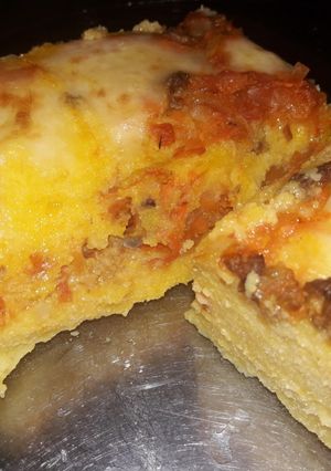 Una foto de • Polenta en capas con salsa •