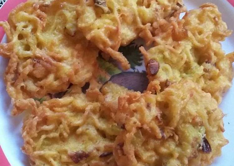 Omlet mie bumbu pedaas