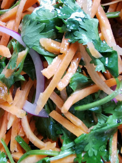 Una foto de Ensalada de zanahoria con inspiración marroquí