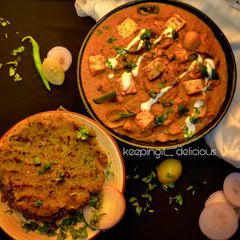 A picture of Karnataka famous Akki ki roti with Hyderabadi paneer.