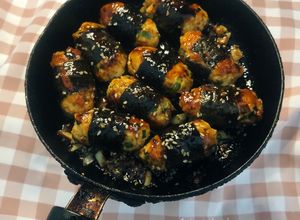 Hình của món Ức gà cuộn rong biển.