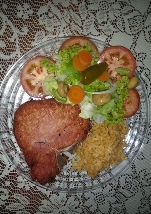 Una foto de Chuleta con ensalada y arroz práctica y en poco tiempo