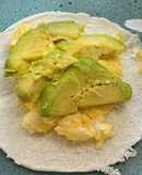 Tapioca com Abacate e Ovo Mexido