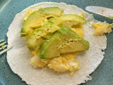 Tapioca com Abacate e Ovo Mexido