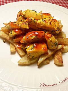 Una foto de Taquitos de pavo con patatas fritas y salsa thai