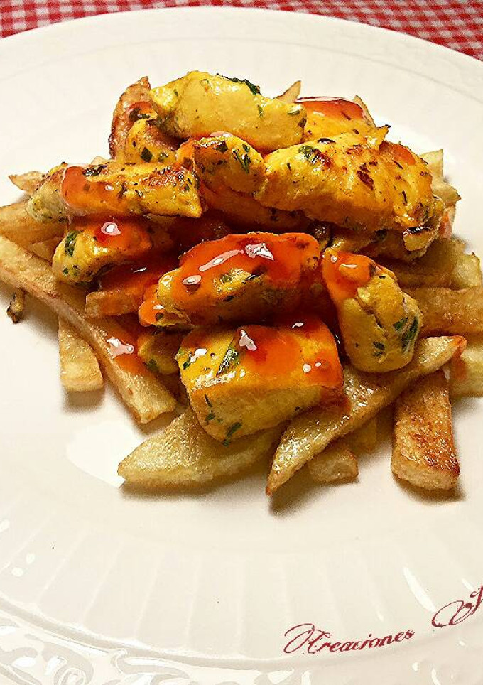 Una foto de Taquitos de pavo con patatas fritas y salsa thai