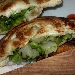 A picture of Potato green pea sandwich in aluminium sandwich maker.