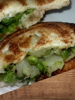 A picture of Potato green pea sandwich in aluminium sandwich maker.