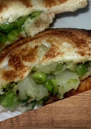 A picture of Potato green pea sandwich in aluminium sandwich maker.
