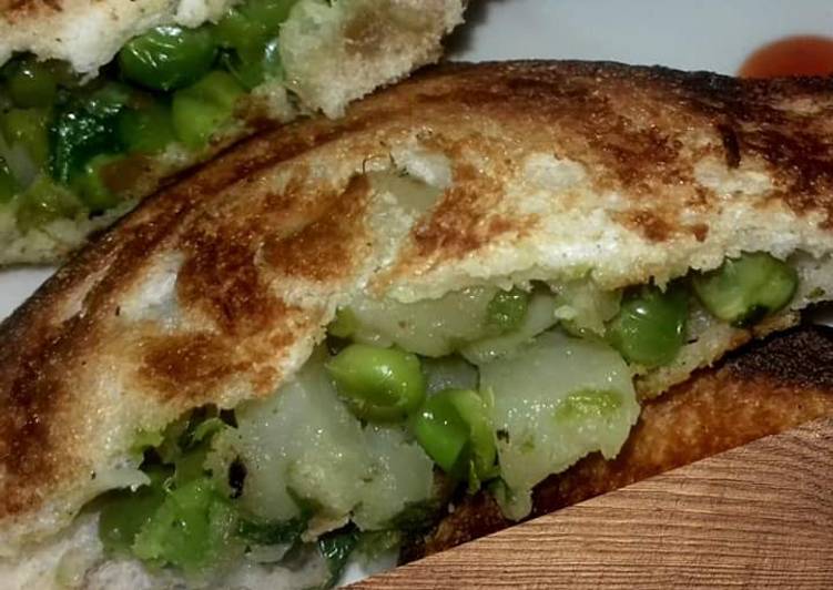 Potato green pea sandwich in aluminium sandwich maker