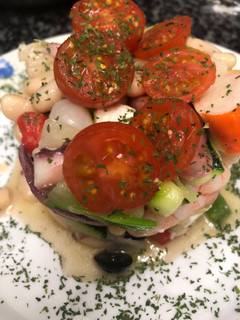 Una foto de 273. Ensalada de alubias y salpicón de marisco con queso feta (principal legumbres)