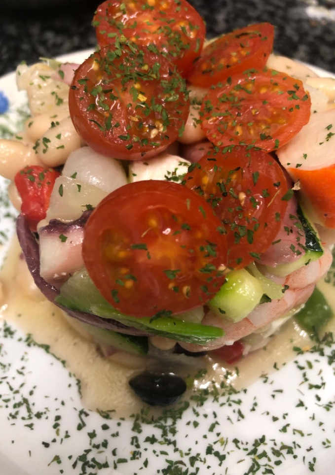 Una foto de 273. Ensalada de alubias y salpicón de marisco con queso feta (principal legumbres)