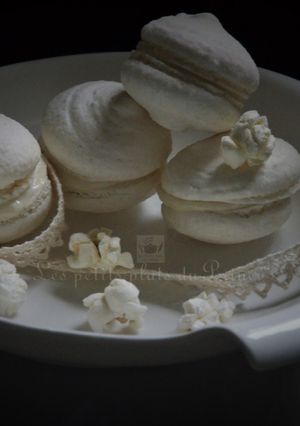 Une photo de Macarons tout blancs, ganache au chocolat blanc et pop corn