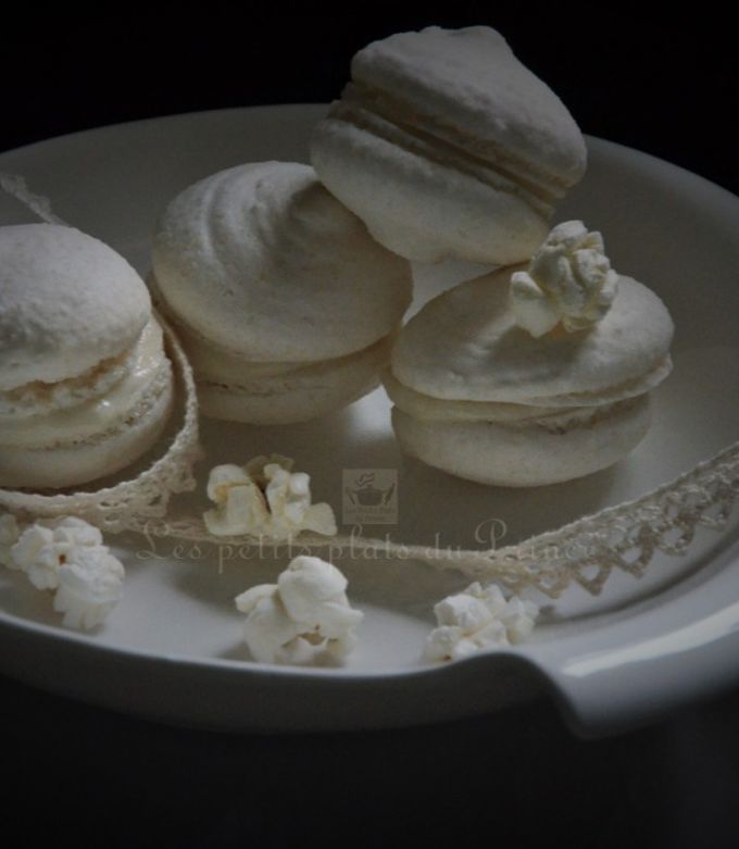 Une photo de Macarons tout blancs, ganache au chocolat blanc et pop corn