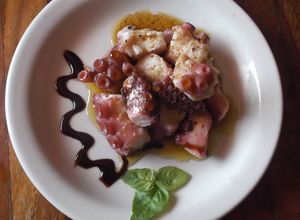 Una foto de Pulpo a la gallega con crema de aceto balsámico