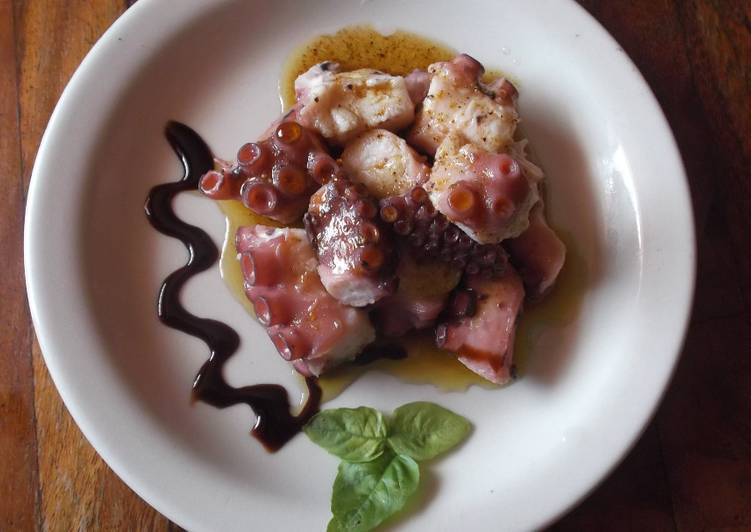 Pulpo a la gallega con crema de aceto balsámico