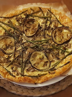 Una foto de Pizza Hojaldrada de Espárragos Berenjena Champiñones y Pimiento