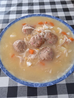 Una foto de Sopa de pollo con albóndigas de jamón