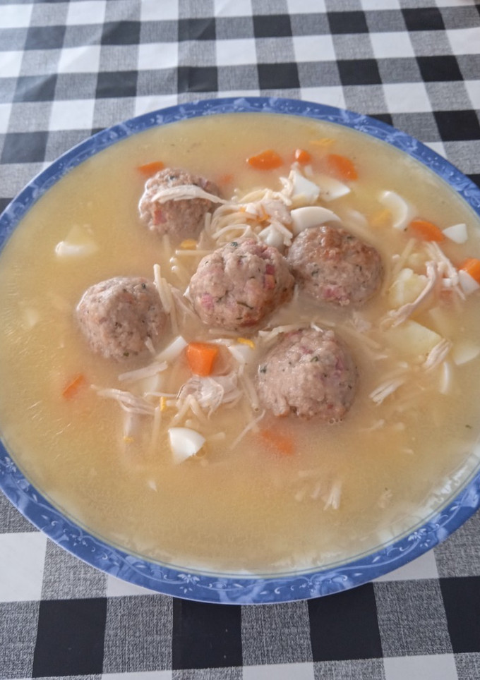 Una foto de Sopa de pollo con albóndigas de jamón