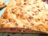 Focaccia con jamón y queso