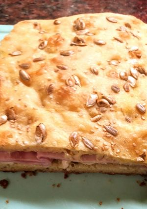 Una foto de Focaccia con jamón y queso