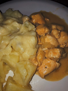 Una foto de Pollo a la "CREMA" con papas a la "CREMA" (sin crema, necesitas leche)