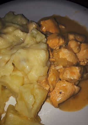 Una foto de Pollo a la "CREMA" con papas a la "CREMA" (sin crema, necesitas leche)
