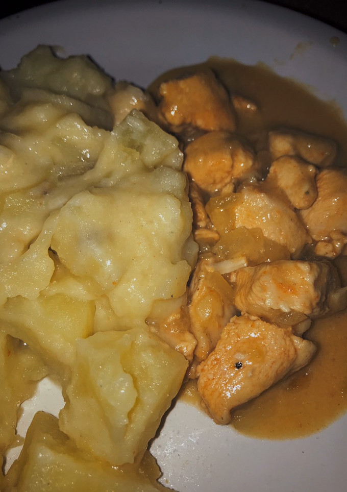 Una foto de Pollo a la "CREMA" con papas a la "CREMA" (sin crema, necesitas leche)