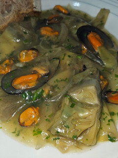 Una foto de Alcachofas con mejillones en salsa verde
