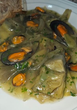 Una foto de Alcachofas con mejillones en salsa verde