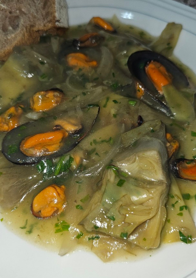 Una foto de Alcachofas con mejillones en salsa verde