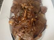 Una foto de hígado encebollado
