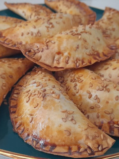 Una foto de Empanadillas de cabello de ángel y nueces