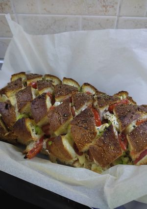 Φωτογραφία της συνταγής Ψωμάκι γεμιστό! 🥖🌶️🧄🍅🥓🧈🧀🍞