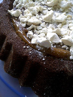 Una foto de Torta de chocolate, dulce de leche y merenguitos