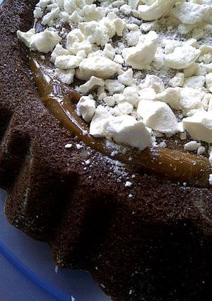 Una foto de Torta de chocolate, dulce de leche y merenguitos