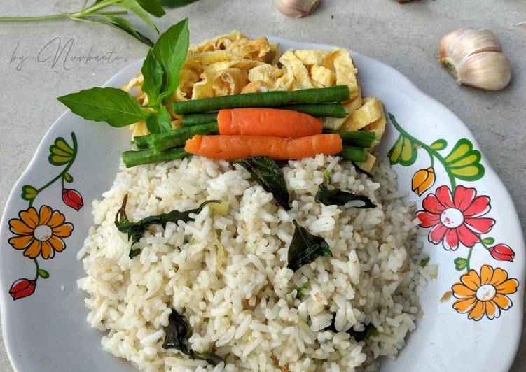 Nasi goreng kencur daun kemangi