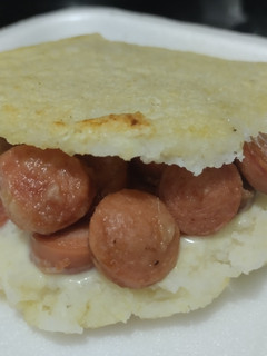 Una foto de Arepa🌽hawaiana🍍🥯🫓🍖🧀