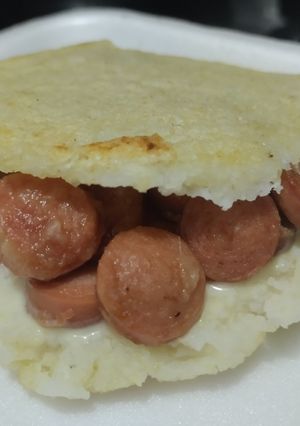 Una foto de Arepa🌽hawaiana🍍🥯🫓🍖🧀