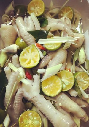 Hình của món Chân gà ngâm sả tắc.