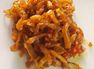 Hình của món Xá bấu (củ cải muối) xào cay.