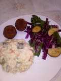 Ensaladilla a mi manera acompañada de ensalada y albóndigas de lentejas