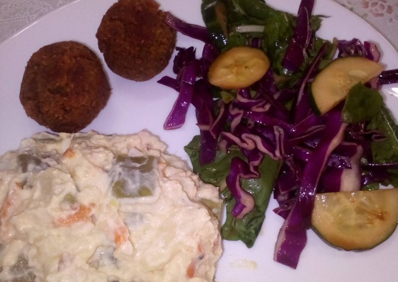 Ensaladilla a mi manera acompañada de ensalada y albóndigas de lentejas
