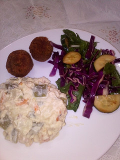 Una foto de Ensaladilla a mi manera acompañada de ensalada y albóndigas de lentejas