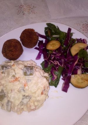 Una foto de Ensaladilla a mi manera acompañada de ensalada y albóndigas de lentejas